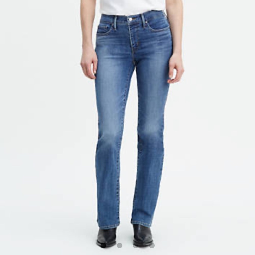 NWT Levi’s 315 Shaping Bootcut Jeans